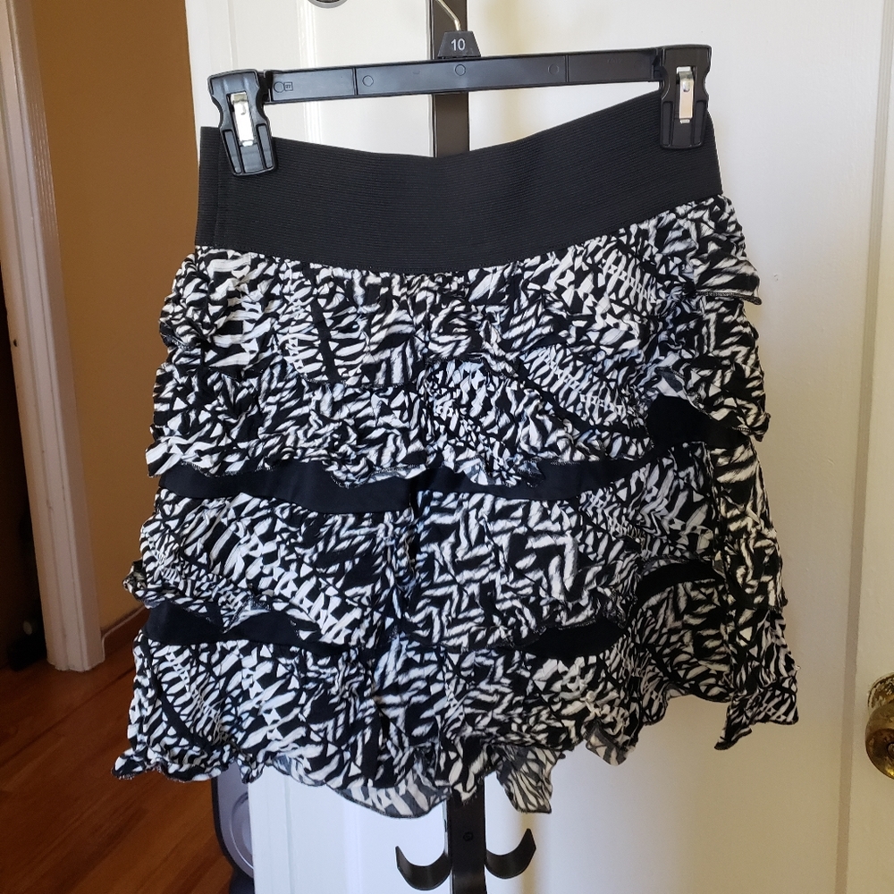 Black and white mini skirt size L